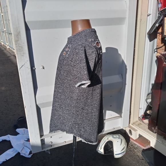 Konk t shirt with design holes - Picture 3 of 11